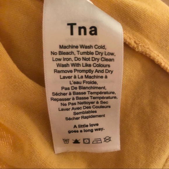 Aritzia TNA T-Shirt Yellow Scoop Neck - Picture 6 of 7